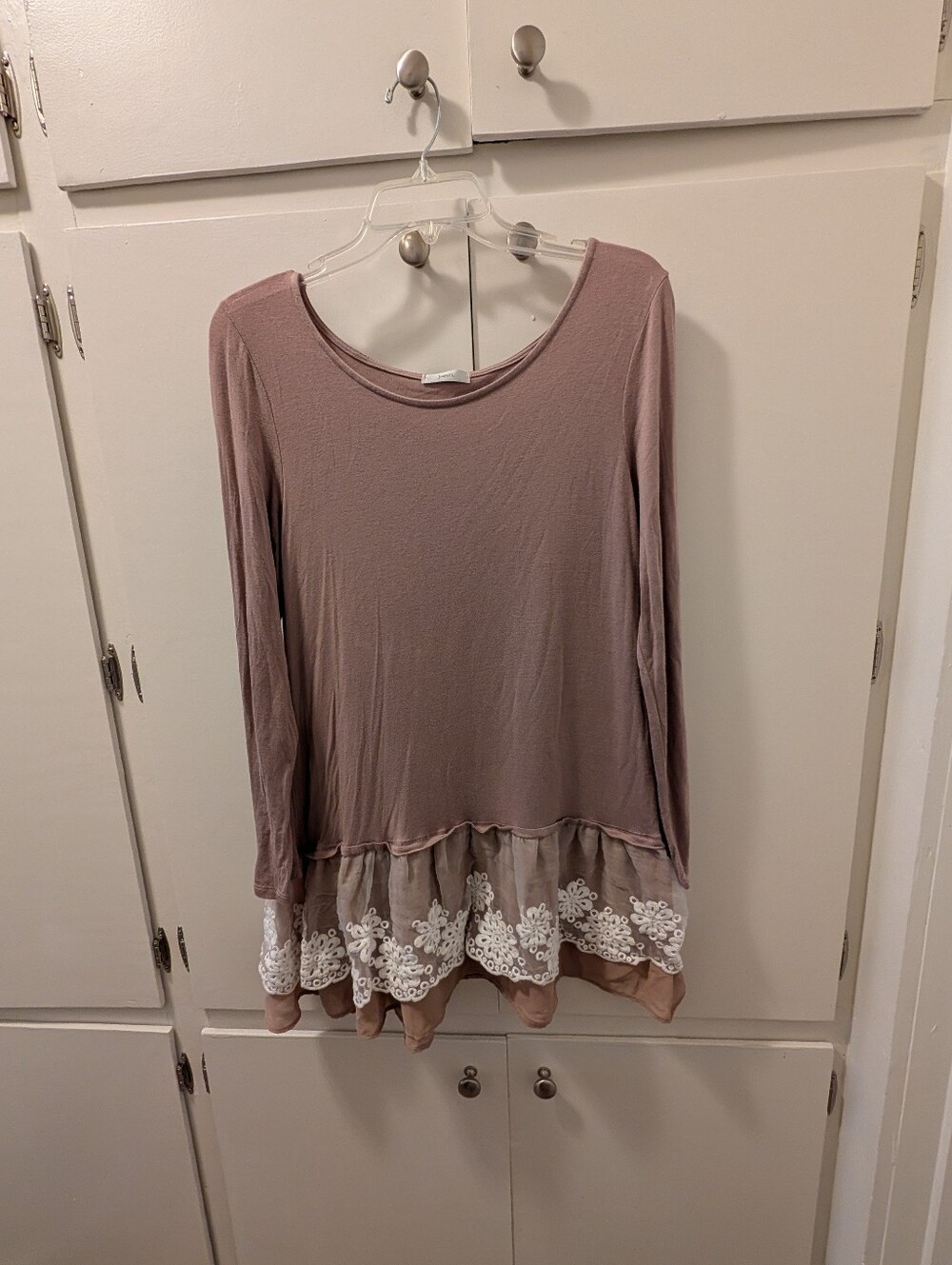 💥4/$20 Jodifl Long Sleeve Soft Shirt With Lace Trim Bottom, Medium